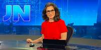 Renata Vasconcellos ganhou novo parceiro de bancada ao completar 11 anos como titular do 'JN'  Foto: Reprodução/Facebook/JornalNacional