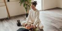 Descanso energético: entenda como Reiki, pausas conscientes e diferentes tipos de descanso equilibram corpo, mente e espírito   Foto: Reprodução: Arina Krasnikova/Pexels / Bons Fluidos