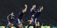 GLASGOW, SCOTLAND – NOVEMBER 18: Scott McTominay of Scotland scores his team’s first goal during the FIFA World Cup 2026 qualifier match between Scotland and Denmark at Hampden Park on November 18, 2025 in Glasgow, Scotland. (Photo by Stu Forster/Getty Images)  Foto: Jogada10