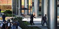 Um agente da Polícia Federal caminha próximo à entrada do BRB, Banco de Brasília, durante uma operação contra a emissão fraudulenta de títulos de crédito por instituições financeiras, que resultou na prisão de Daniel Vorcaro, em Brasília, Brasil, 18 de novembro de 2025  Foto: Reuters / BBC News Brasil