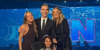 César Tralli no estúdio do 'Jornal Nacional' com Ticiane Pinheiro, Rafa Justus e Manuella  Foto: Reprodução/Instagram