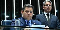 O presidente do Senado, Davi Alcolumbre, indicou o senador Alessandro Vieira (ao fundo), para ser relator de projeto Antifacção  Foto: Waldemir Barreto/Agência Senado / Estadão