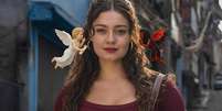 O anjinho e o diabinho: Gerluce (Sophie Charlotte) testa a própria honestidade para realizar um bem maior  Foto: Imagem modificada por IA a partir de foto de divulgação da TV Globo