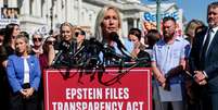 A deputada republicana Marjorie Taylor Greene discursa durante uma coletiva de imprensa no Capitólio sobre o projeto de lei para divulgar documentos das investigações sobre o financista e criminoso sexual Jeffrey Epstein. Washington, 3 de setembro de 2025.  Foto: REUTERS - Jonathan Ernst / RFI