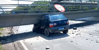 Passarela desaba sobre carro em rodovia no Rio de Janeiro  Foto: Reprodução/BandNews
