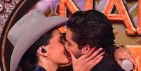 Ana Castela e Zé Felipe se beijando durante gravação no SBT  Foto: Msb - AGNEWS