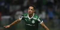 Vitor Roque (Palmeiras) celebrando seu gol contra o Santos, no dia 06.11.2025   Foto: Associated Press / Alamy