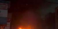 Um inc&ecirc;ndio atingiu uma edifica&ccedil;&atilde;o comercial na madrugada desta quinta-feira, 20, em S&atilde;o Bernardo do Campo.  Foto: Reprodu&ccedil;&atilde;o/X/@AndreViral56207 / Estad&atilde;o