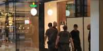 Policiais no Shopping Iguatemi de Campinas atendendo a chamado de joalheria assaltada; três suspeitos foram presos  Foto: Reprodução/TV Globo / Estadão