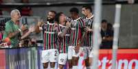 Lucho Acosta, do Fluminense, leva a bola ao ataque, mas Luiz Ara&uacute;jo chega para tentar fazer a marca&ccedil;&atilde;o.  Foto: Marcelo Gon&ccedil;alves/Fluminense / Jogada10