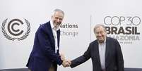 O Presidente da COP 30, André Corrêa do Lago, comprimenta António Guterres, Secretário-geral das Nações Unidas, durante a 30ª Conferência das Partes (COP30)  Foto:  Rafa Pereira/COP30