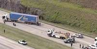 Caminhão ficou atravessado na pista na altura do quilômetro 44 do Rodoanel Mário Covas, em Itapecerica da Serra.  Foto: Reprodução/TV Globo - 12/11/2025 / Estadão
