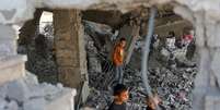 Crianças nos escombros do bairro de Zeitoun, em Gaza, após ataques israelenses, em 20 de novembro de 2025.  Foto: © OMAR AL-QATTAA / AFP / RFI