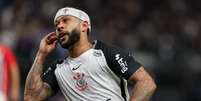 Memphis Depay celebra gol no cl&aacute;ssico contra o S&atilde;o Paulo nesta quinta-feira, 20, pelo Campeonato Brasileiro  Foto: ALEX MIRANDA/ATO PRESS/ESTAD&Atilde;O CONTE&Uacute;DO