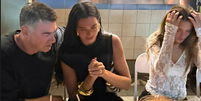 Dua Lipa toma caipirinha em bar do Rio  Foto: Reprodução/Instagram