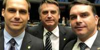 Eduardo, Jair e Flávio Bolsonaro em foto juntos  Foto: Reprodução/Redes Sociais