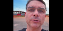 Flávio Bolsonaro (PL-RJ) em convocação a uma vigília em frente ao condomínio do ex-presidente  Foto: Reprodução/X