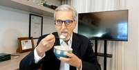 Comer, comer... Valdo Cruz não conseguiu forrar o estômago após longa cobertura ao vivo  Foto: Reprodução/GloboNews
