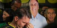 Vigília próximo à casa de Bolsonaro foi mantida no sábado a noite, a comando de Flávio  Foto: Sergio LIMA / AFP via Getty Images / BBC News Brasil