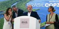 O presidente do Brasil, Luiz In&aacute;cio Lula da Silva (C), fala ao lado da ministra do Meio Ambiente, Marina Silva (D), do presidente da COP30, Andr&eacute; Corr&ecirc;a do Lago (2&ordm; &agrave; esq.), e da CEO da COP30, Ana Toni, durante uma coletiva de imprensa na COP30  Foto: PABLO PORCIUNCULA/AFP via Getty Images / BBC News Brasil