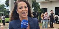 A repórter Manuela Borges diante da PF em Brasília ao informar sobre a prisão de Bolsonaro  Foto: Reprodução