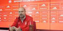  Foto: Ricardo Duarte/Internacional - Legenda: José Olavo Bisol faz nova aparição como porta-voz da diretoria do Internacional e faz novo apelo à torcida para dar suporte à equipe / Jogada10