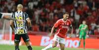 Foto: Ricardo Duarte / Internacional - Legenda: Apesar de empate frustrante com o Santos, chances de rebaixamento do Internacional diminuem / Jogada10