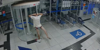 O homem ficou de cueca quando a cabeça entalou na porta giratória  Foto: Reprodução