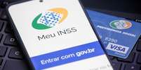 Para saber quanto vai receber, o aposentado pode consultar o site ou o aplicativo Meu INSS  Foto: INSS/Divulgação / Estadão
