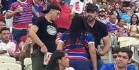 : Torcedora do Fortaleza hostilizando torcedores do Flamengo em jogo no Castelão  Foto: Reprodução/Redes sociais