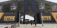 Roberto Pai e Roberto Filho curtindo a Fan Zone, em Lima.  Foto: Felipe Sbardella / Jogada10 / Jogada10