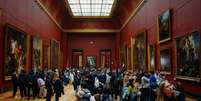 Uma das salas do museu do Louvre repleta de visitantes, em Paris, em 25 de janeiro de 2025 (imagem de ilustração).  Foto: AFP - DIMITAR DILKOFF / RFI
