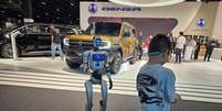 Salão 2025: o fã da Ford (sem estande para ver), o robozinho chinês e mais uma marca chinesa, a Denza, da BYD  Foto: Sergio Quintanilha / Guia do Carro