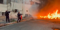 Operação Barricada Zero: criminosos colocam fogo em carros e estruturas para impedir avanço da polícia  Foto: PMERJ