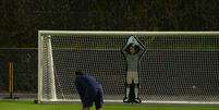 - Reprodução de Vídeo - Legenda: Cristiano Ronaldo foi desafiado a superar um goleiro robótico Foto: Jogada10