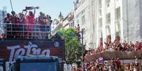 Multid&atilde;o de torcedores do Flamengo lota as ruas do centro do Rio de Janeiro, neste domingo (30), para comemorar o tetracampeonato da Copa Libertadores com os jogadores, que desfilaram em carro aberto.  Foto: PEDRO KIRILOS/ESTAD&Atilde;O CONTE&Uacute;DO