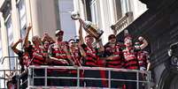 Comemora&ccedil;&atilde;o do Flamengo na chegada no Rio de Janeir ap&oacute;s a conquista da copa Libertadores, no Centro da cidade,no Rio de Janeiro, RJ. Jogadores, com a ta&ccedil;a da Libertadores, no carro.  Foto: CELSO PUPO/FOTOARENA/FOTOARENA/ESTAD&Atilde;O CONTE&Uacute;DO
