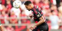Foto: Gilvan de Souza/Flamengo - Legenda: Danilo sobe no quinto andar para assegurar o tetra / Jogada10