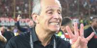 Bap ao lado de do diretor José Boto com a taça da Libertadores - Foto: Adriano Fontes/Flamengo / Jogada10