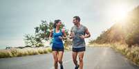 A corrida é uma atividade popular e requer alguns cuidados durante a prática Foto: PeopleImages.com - Yuri A | Shutterstock / Portal EdiCase