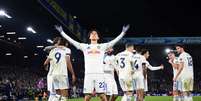 Foto: Shaun Botterill/Getty Images - Legenda: Ao Tanaka comemora o segundo gol do Leeds na vitória sobre o Chelsea / Jogada10