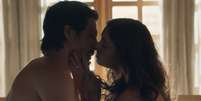 O capítulo 38 de 'Três Graças' terminou com a bela cena de intimidade entre o casal, com direito a "eu te amo"  Foto: Reprodução/Globoplay