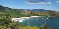 Praia do Bonete, em Ilhabela, um dos lugares com águas cristalinas para conhecer em SP. Foto: Jcornelius/Wikimedia / Viajar Melhor