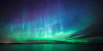 Entenda como a aurora boreal se forma, onde e quando observar o fen&ocirc;meno e por que as luzes do &Aacute;rtico atraem viajantes do mundo todo Foto: Reprodu&ccedil;&atilde;o: Canva/Juhku / Bons Fluidos