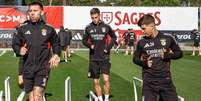 Foto: Reprodução - Legenda: Jogadores do Benfica durante treinamento da equipe / Jogada10
