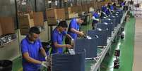 Funcionários trabalham em linha de montagem em fábrica em Manaus (24/06/2014)  Foto: REUTERS/Jianan Yu