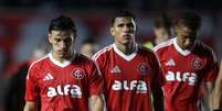 Jogadores do Internacional deixam o campo cabisbaixos ao final da partida entre São Paulo e Internacional válida pela 37ª rodada do Campeonato Brasileiro 2025  Foto: GUILHERME DIONíZIO/CÓDIGO19/ESTADÃO CONTEÚDO