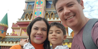 Joyce e Bruno com o filho, Benício, que morreu após receber prescrição errada  Foto: Reprodução/Instagram