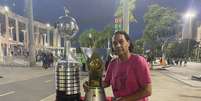 Taças das conquistas do Flamengo viraram motivo de foto  Foto: Éros Mendes / Terra