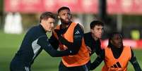 Foto: Divulgação - Legenda: Jogadores do Arsenal durante treinamento da equipe / Jogada10